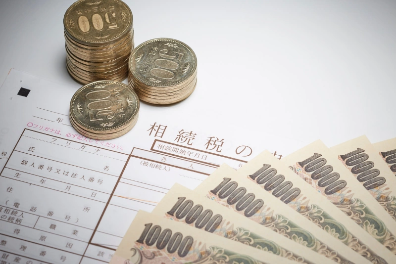 Japanese tax form with yen notes and coins